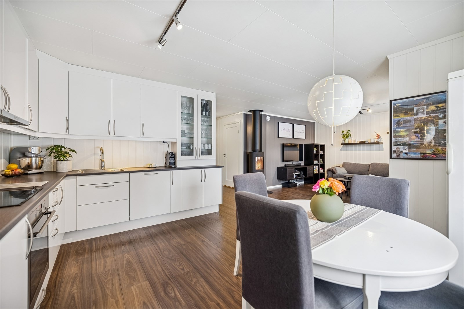 Den romslige spiseplassen innbyr til hyggelige måltider med venner og familie. Galleribilde