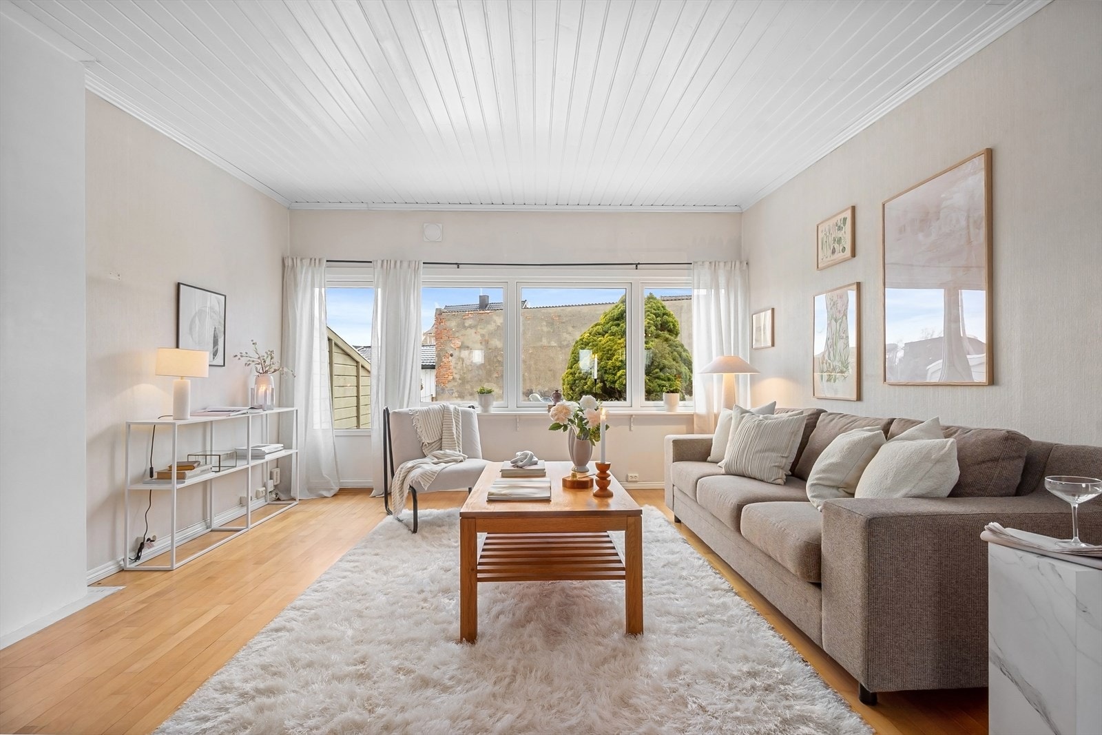 Stuen oppleves romslig og luftig, med god plass til sofagruppe og hyggelig sittegruppe ved vindu. Galleribilde