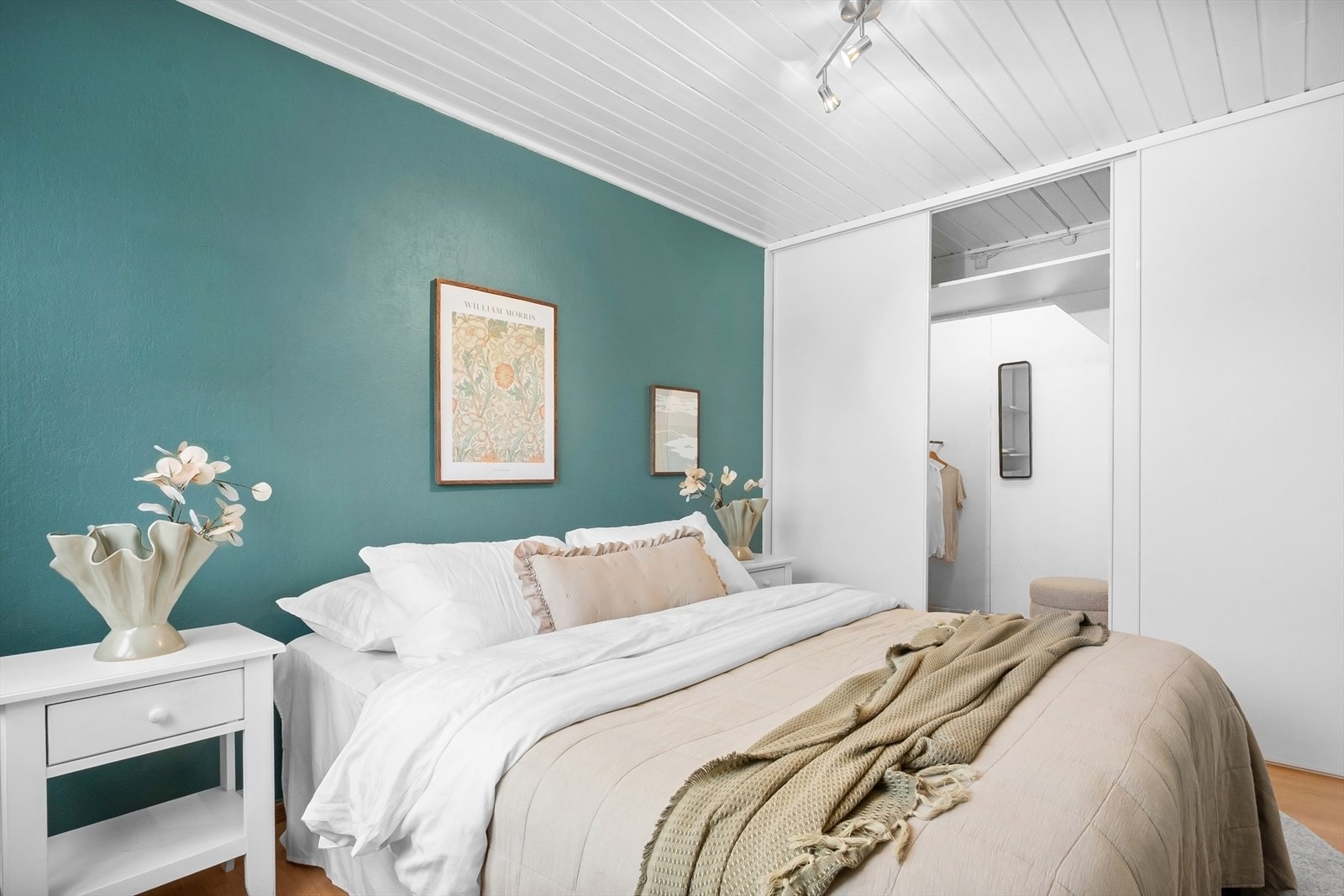 Hovedsoverommet har god størrelse med plass til dobbeltseng, tilhørende møblement og tilgang til eget omkledningsrom. Galleribilde