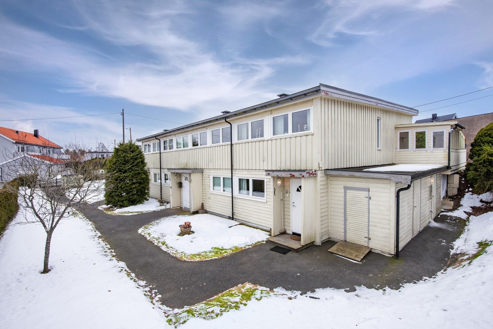 Enderekkehuset har en attraktiv og skjermet intern beliggenhet, innerst i rekken. Det er enkel adkomst fra carport via asfaltert stikkvei frem til boligens inngangsparti. Galleribilde