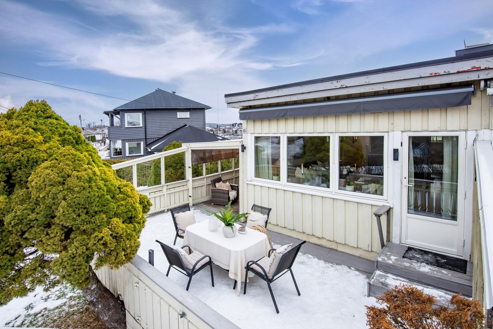 På 33 kvm terrasse har man gode solforhold, og det er god plass for spisebord eller sittegruppe, samt direkte adkomst til hage. Galleribilde