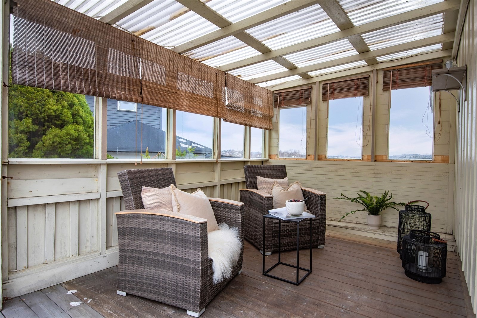 Endebeliggenheten gir en skjermet og romsligere uteplass. Det er ukjent om overbygget er byggemeldt eller godkjent av borettslaget. Galleribilde