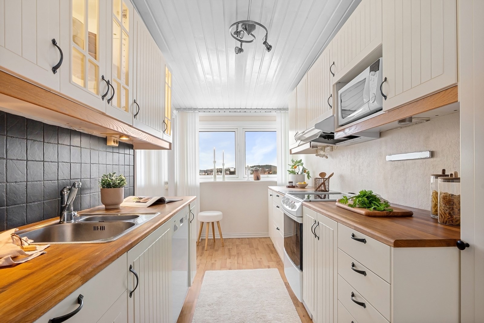 Kjøkkenet ligger adskilt fra stuen og har en funksjonell planløsning med innredning langs to parallelle vegger. Galleribilde