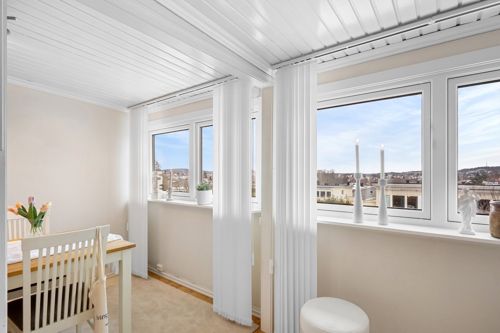 Spisebordet får en naturlig plassering ved vinduet, med hyggelig utsyn mot nærområdet. Galleribilde