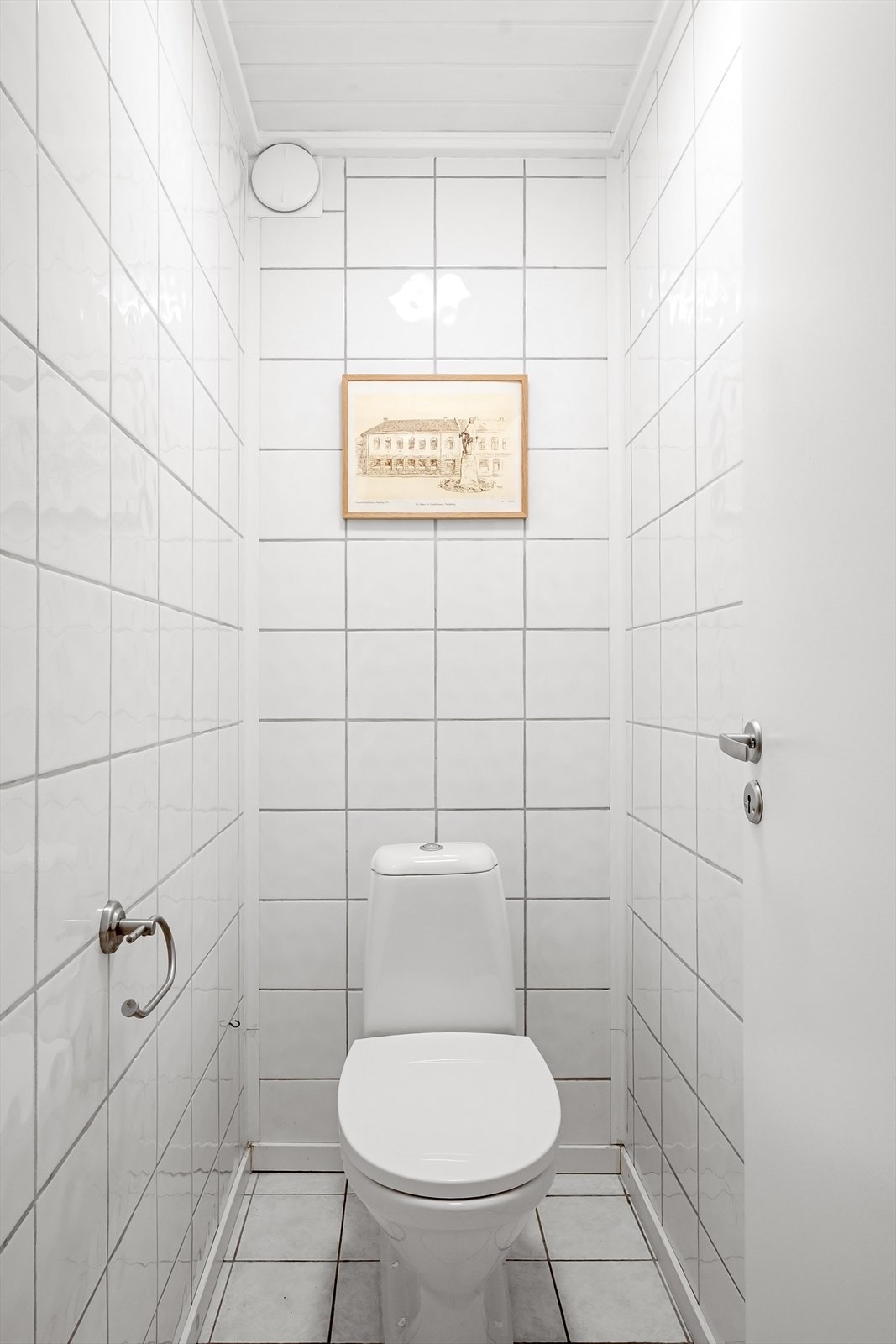 Vegg-i-vegg ligger et separat toalettrom. Galleribilde