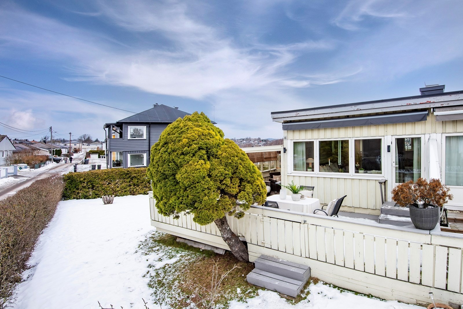 Terrassen har en skjermet beliggenhet og et hyggelig uteområde rundt boligen. Galleribilde