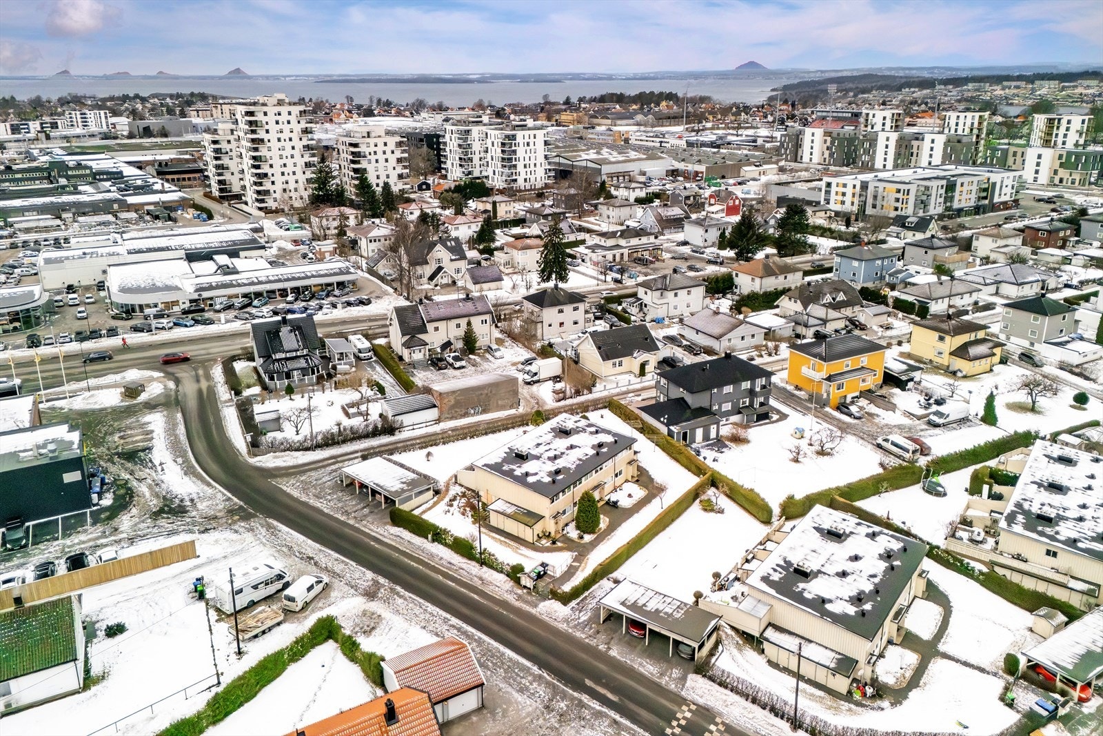 Beliggenheten er sentrumsnær og samtidig tilbaketrukket på populære Ørejordet. Det er under 15 min. gangavstand til flere butikker, barnehager, skole, Melløs stadion og Øre idrettspark. Galleribilde