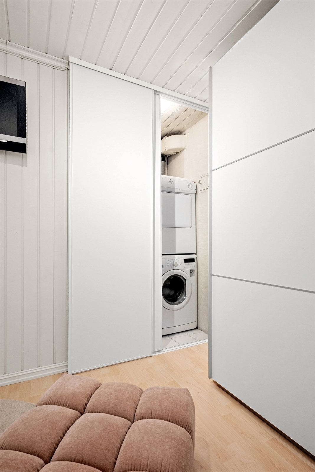Bak skyvedører er det opplegg for vaskemaskin. Galleribilde