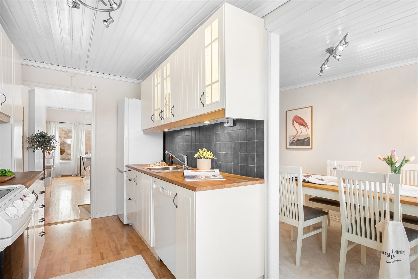 Tidligere soverom i 2. etasje er fjernet, noe som har gitt en åpen løsning mellom kjøkken og dagens spisestue. Galleribilde