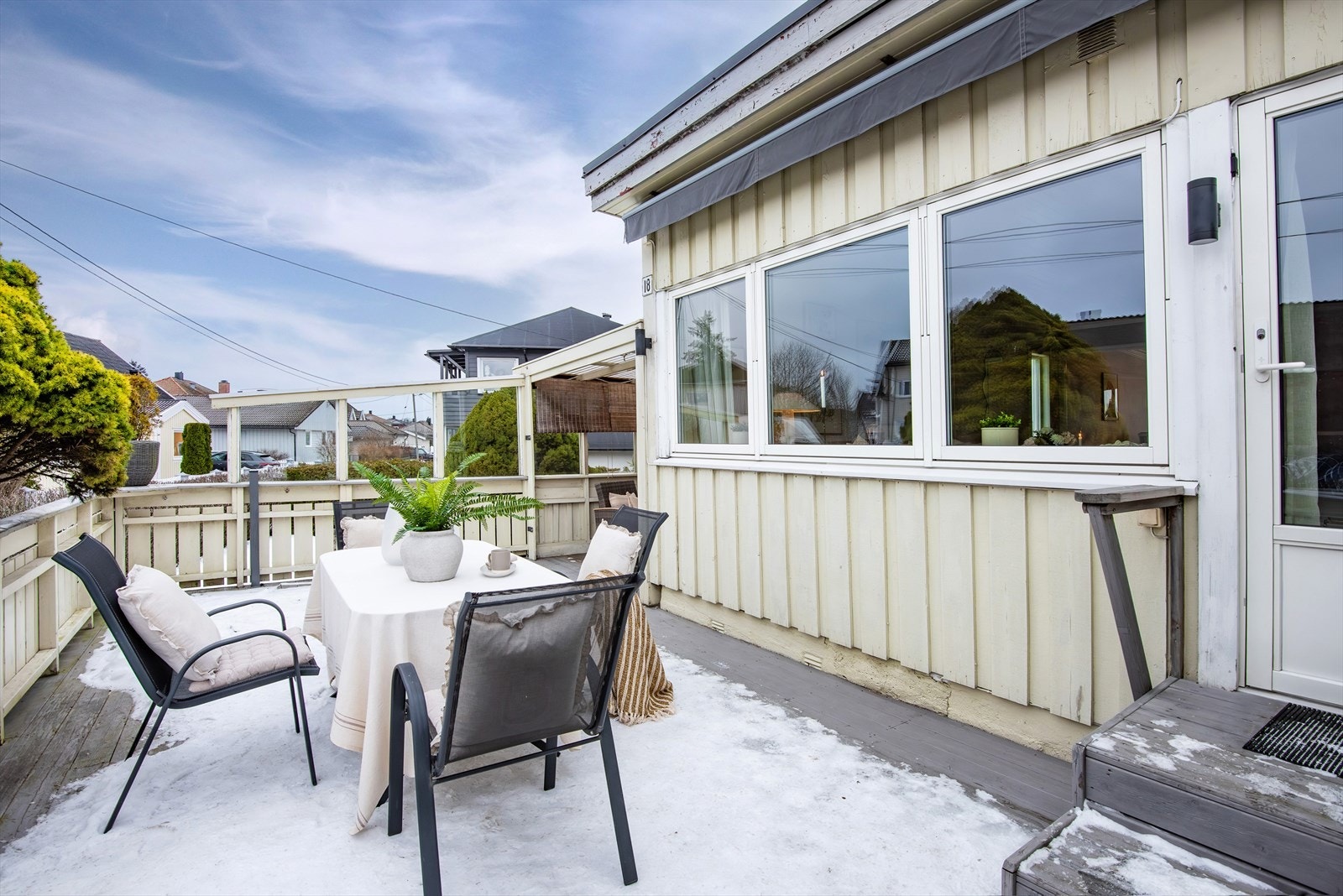 Uteplassen er et flott uterom i sommerhalvåret. Galleribilde