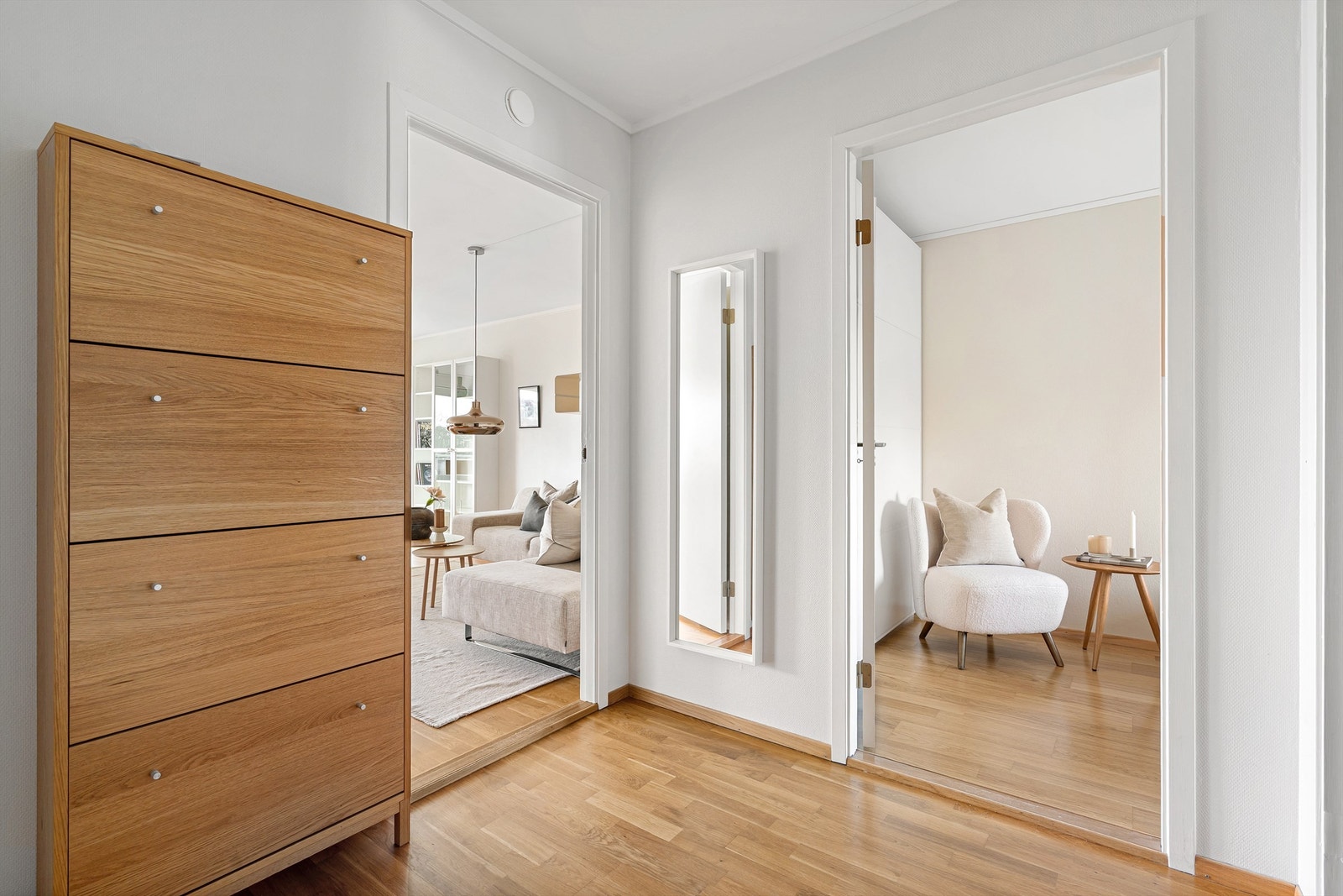 Leiligheten har optimal planløsning med soverom og bad ute i gang. Her kan en lukke dør inn til stuen. Galleribilde