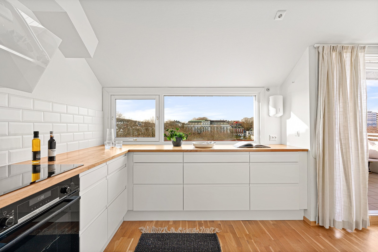 Gode arbeidsflater gjør matlagingen enkel og effektiv. Galleribilde