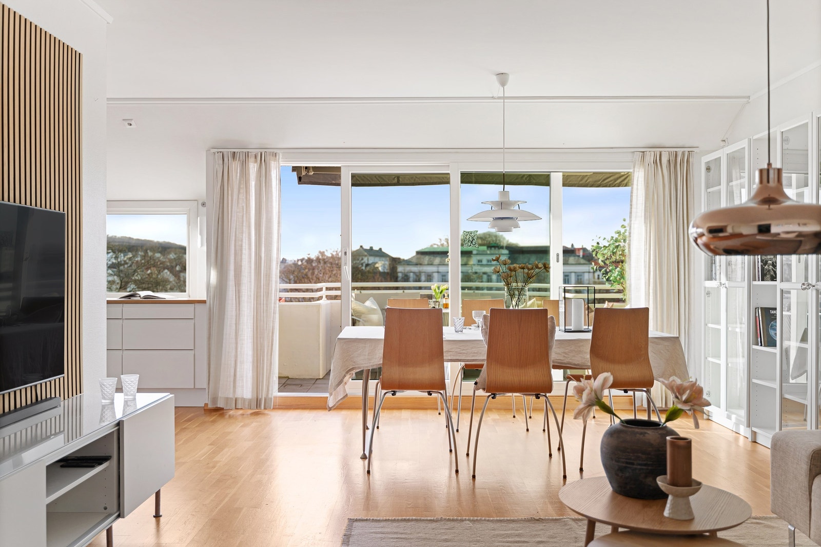 Store vindusflater gir rikelig med lys og en luftig romfølelse. Galleribilde