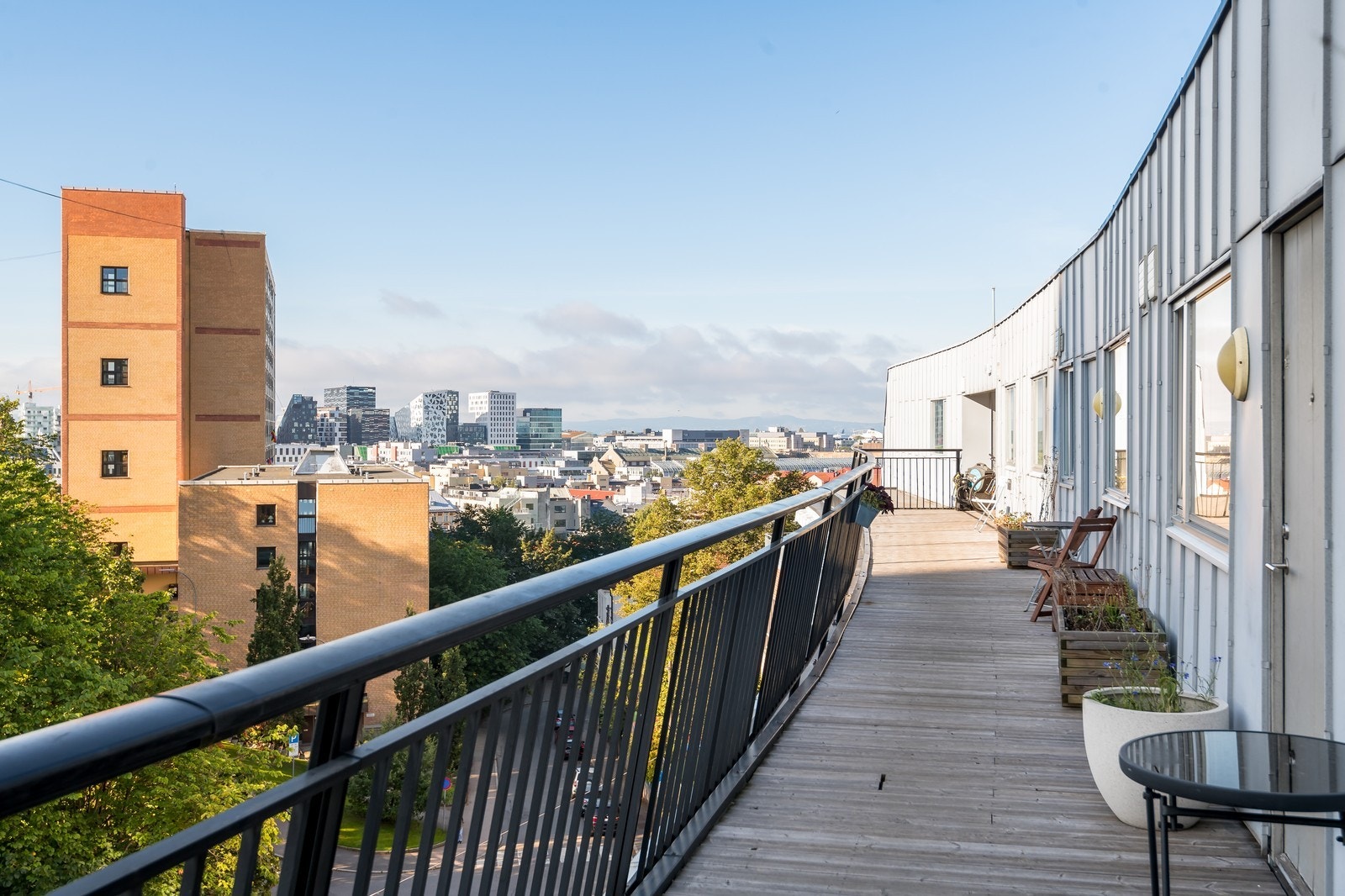 Fra leilighetens inngangsparti har man utsikt mot Barcode. Galleribilde