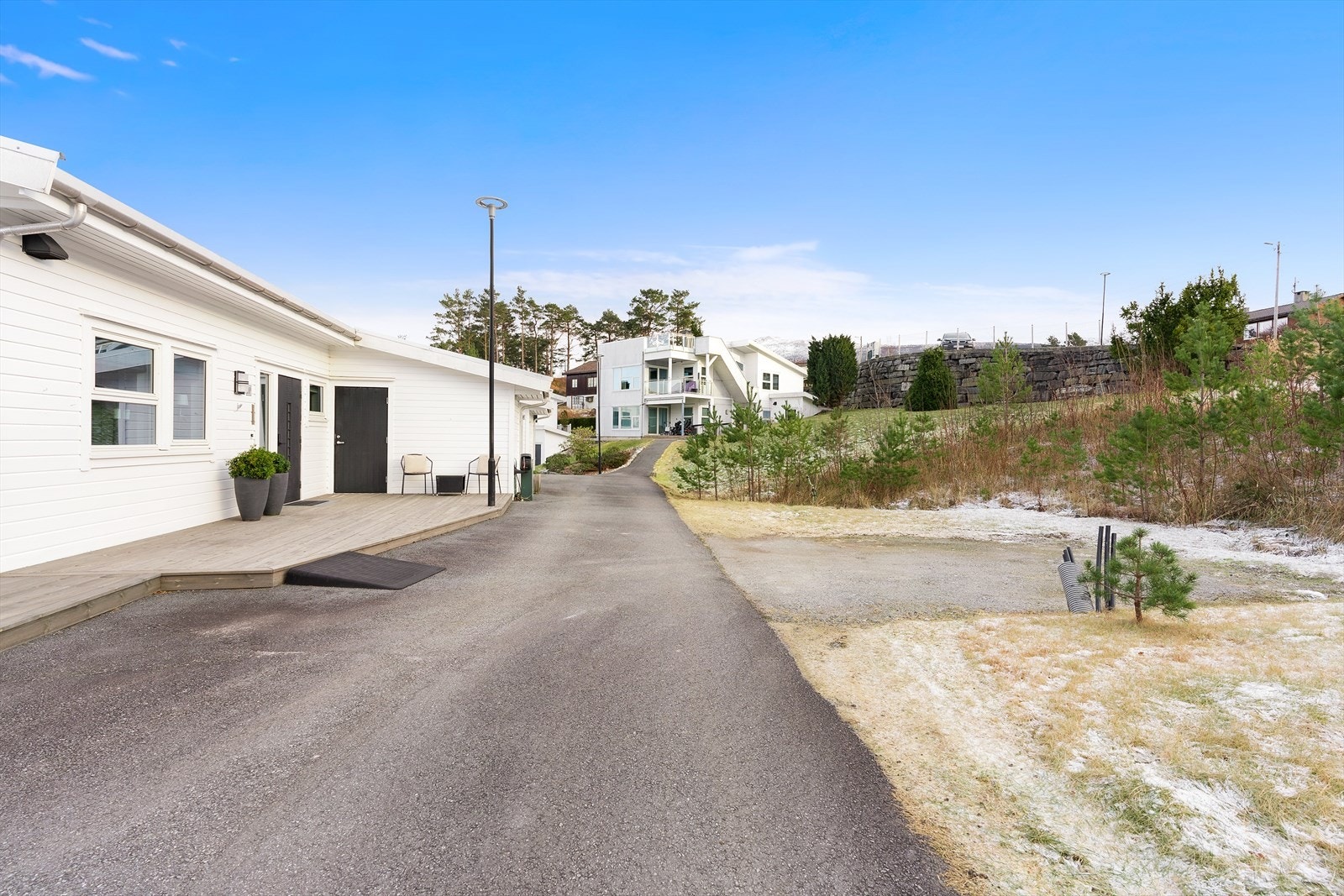 Asfaltert ned til boligen fra carport Galleribilde