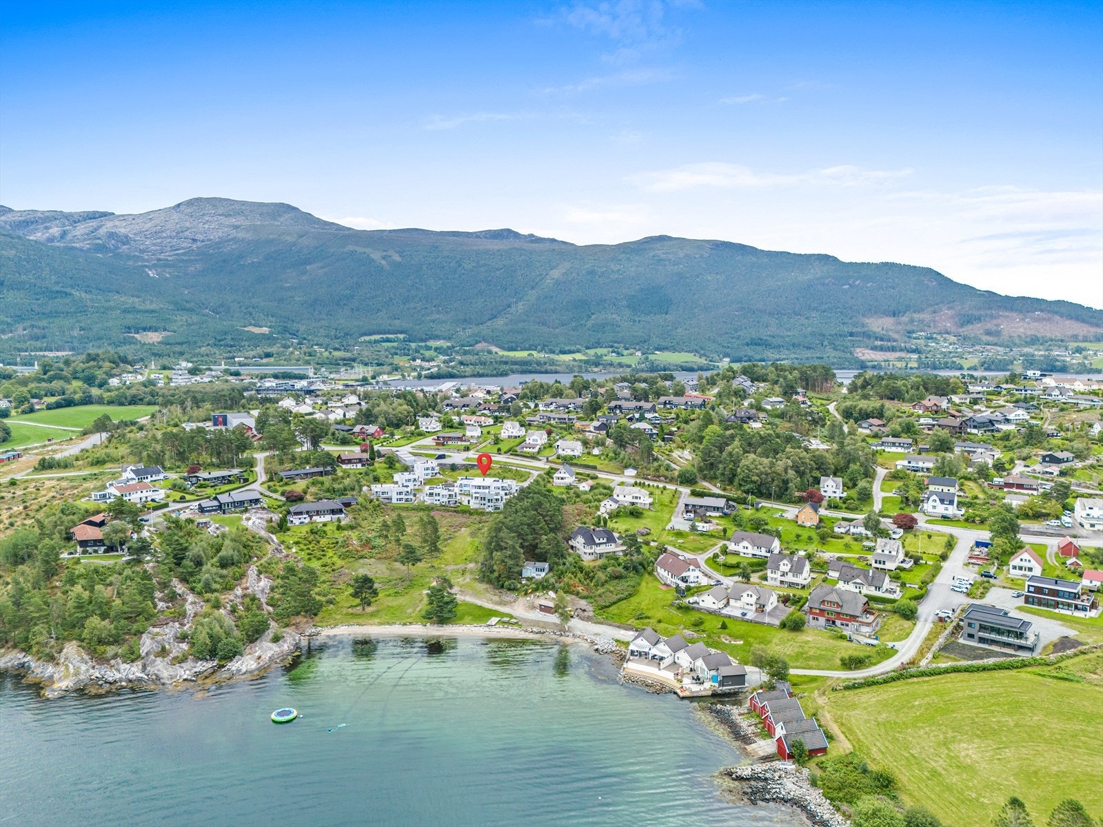 Populær badestrand like nedenfor eiendommen og ellers flere fine turområder i nærområdet. Bla. Kaldestadåsen med merket tursti. Galleribilde