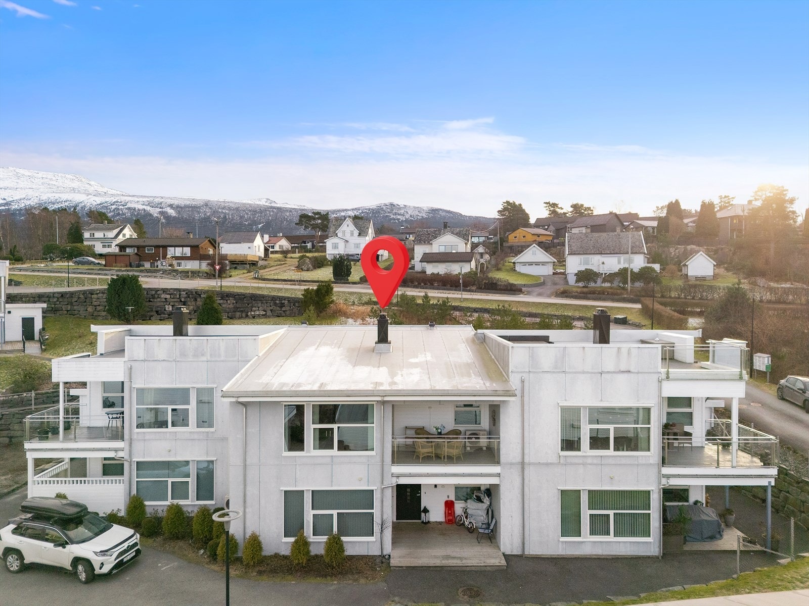 Boligen ligger flott til på Husnes på med flott sjøutsikt og fantastiske solforhold Galleribilde