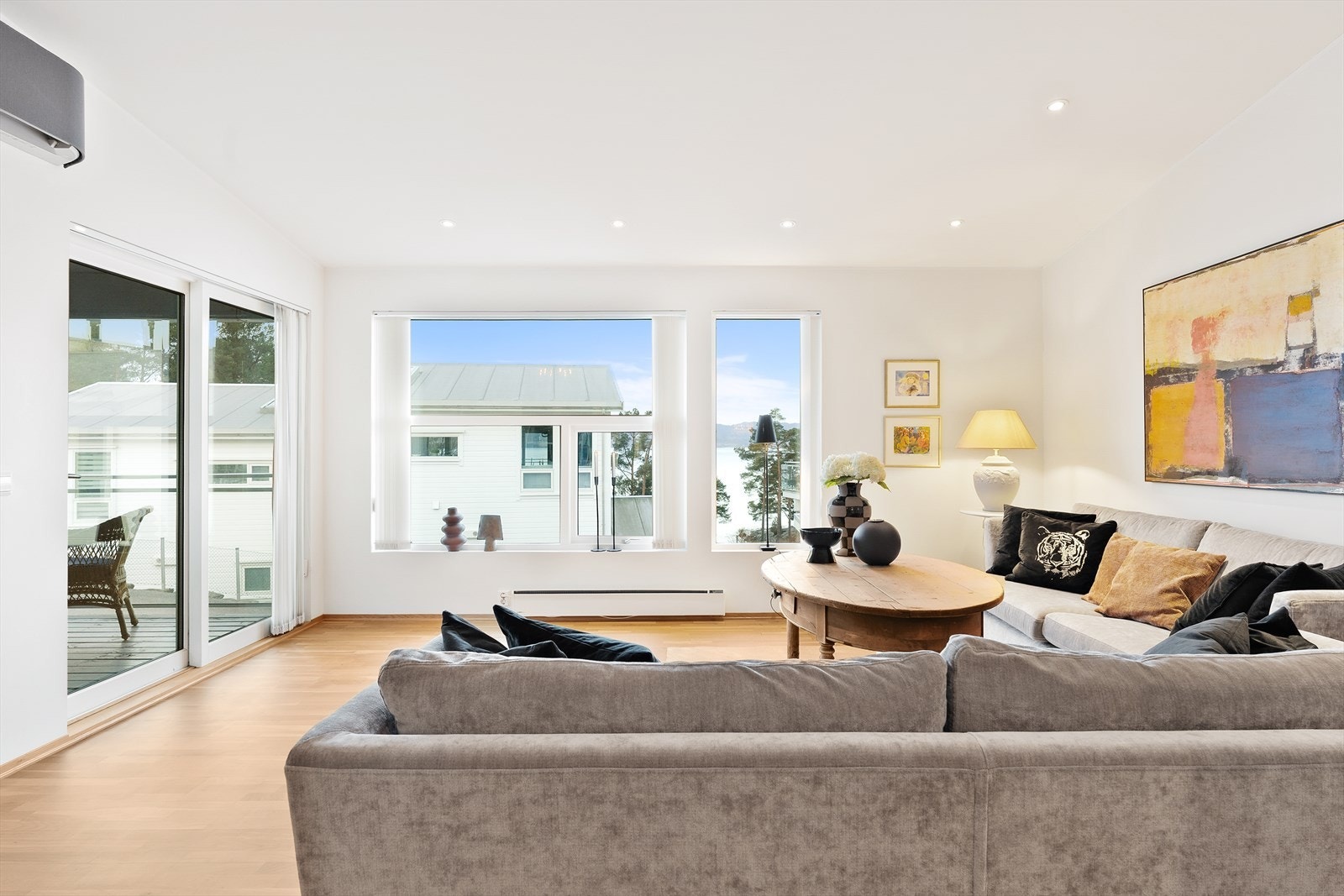 Stue med store vinduer slipper inn rikelig med naturlig lys Galleribilde