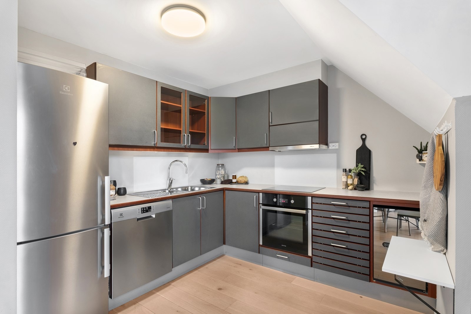 Kjøkken - praktisk innredet med god benk- og lagringsplass Galleribilde