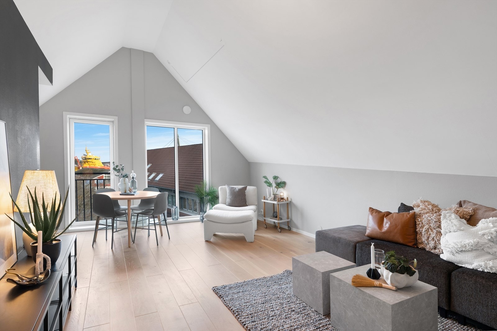 Stue - ekstra takhøyde og store vindusflater gir en god romfølelse Galleribilde