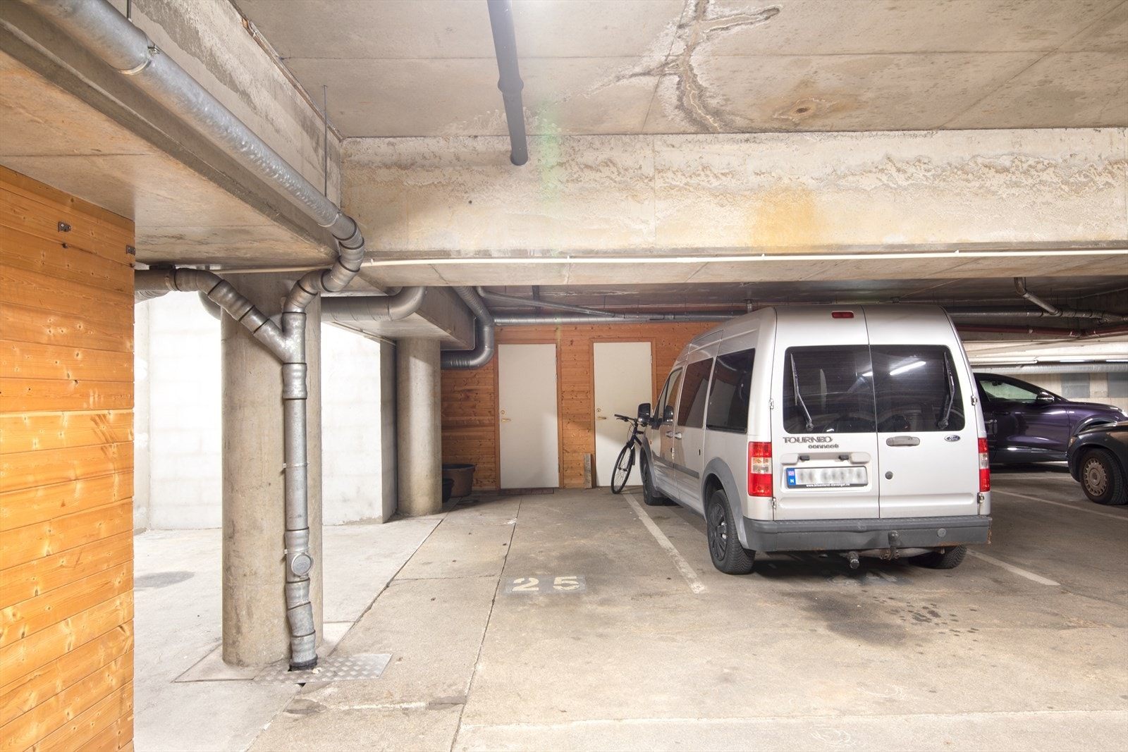 Garasje - fast oppstillingsplass til bil i lukket anlegg. Infrastruktur for fremtidig lading av el-bil Galleribilde