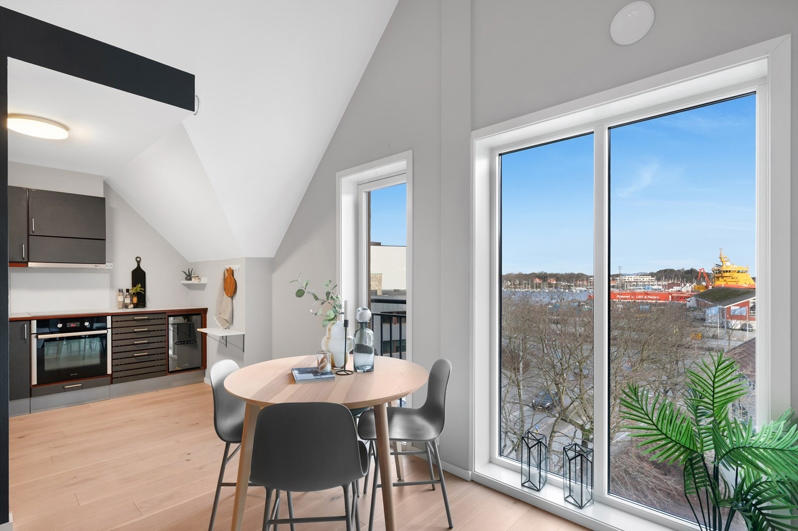 Stue - flott utsikt mot fjorden Galleribilde