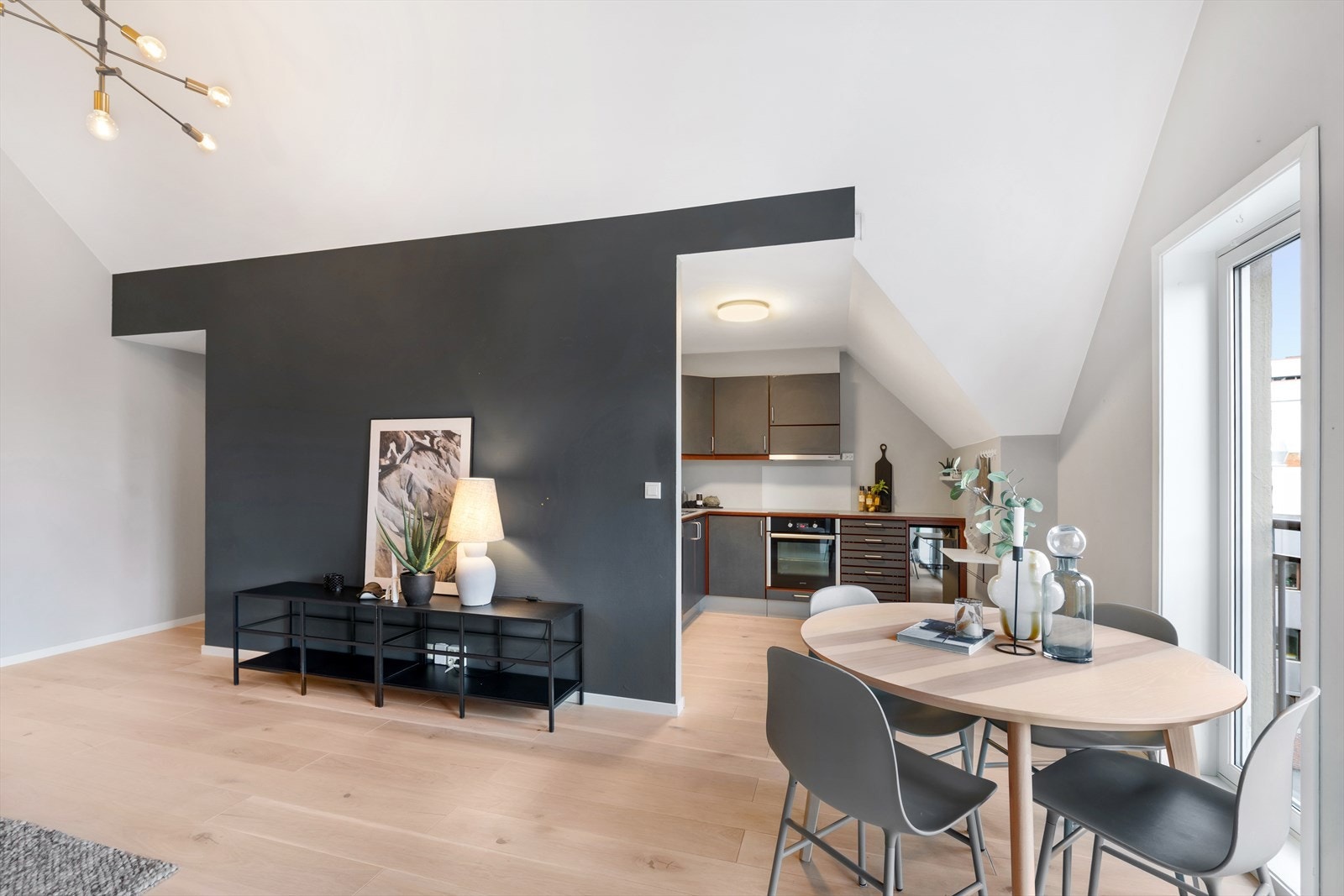 Stue - kjøkken delvis adskilt fra stue Galleribilde