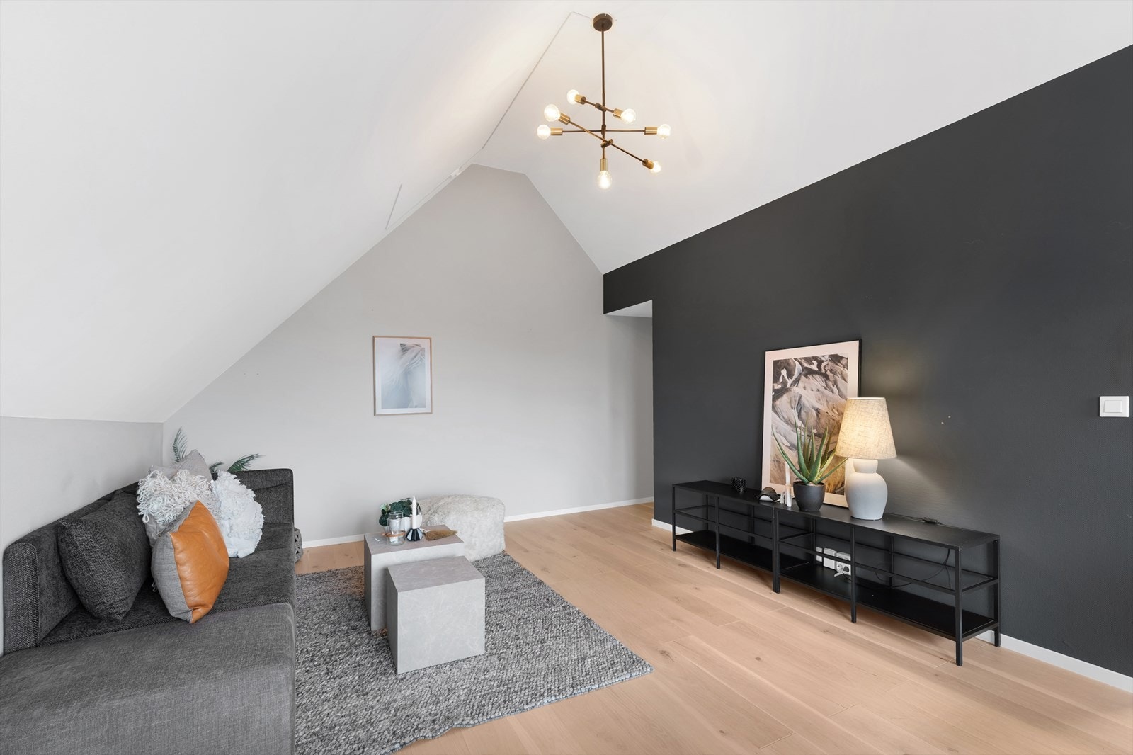 Stue - stilrent og moderne. Flott parkett på gulv Galleribilde