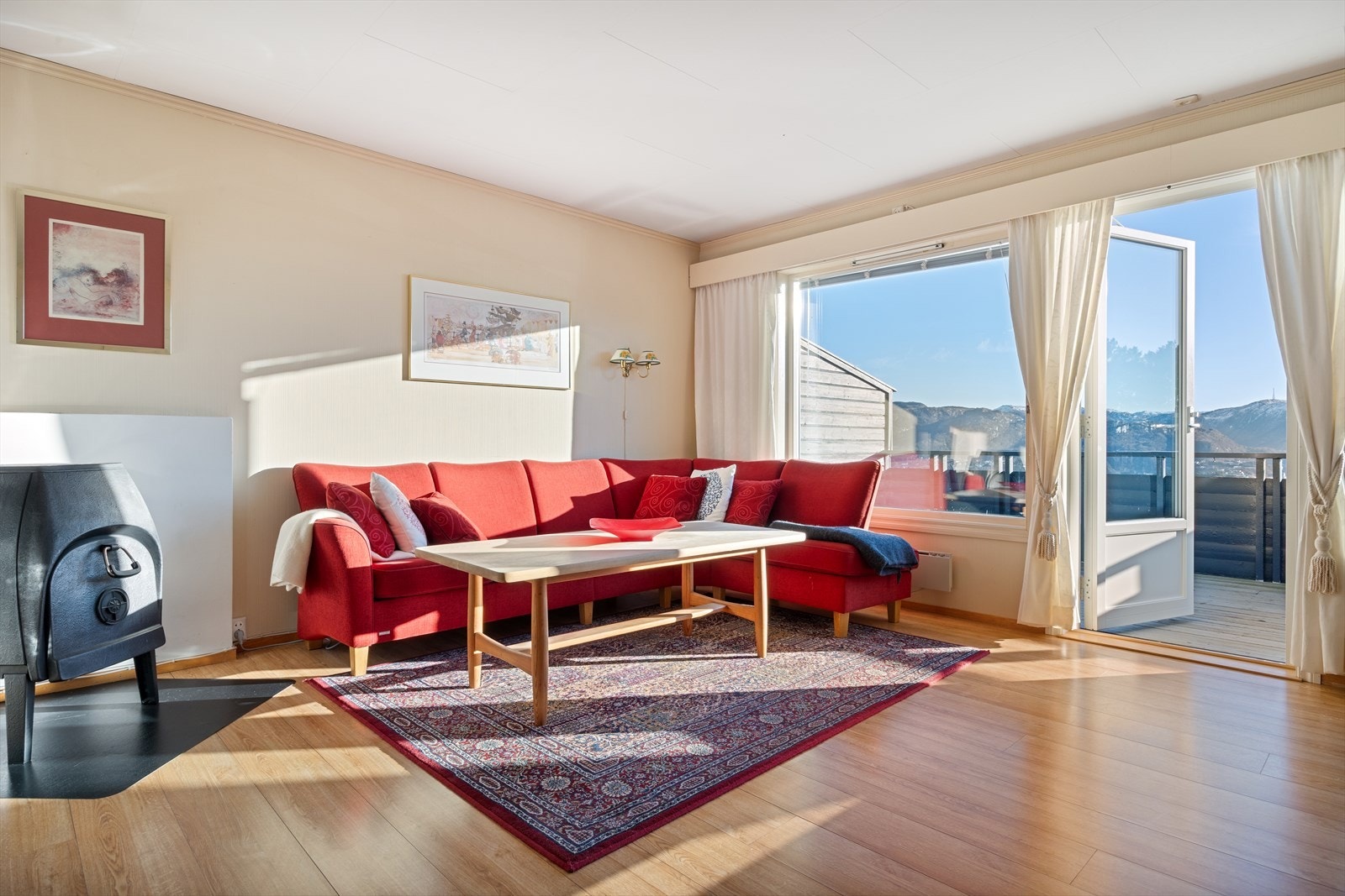 Lys og trivelig stue med mye vindusflate med den flotte utsikten Galleribilde