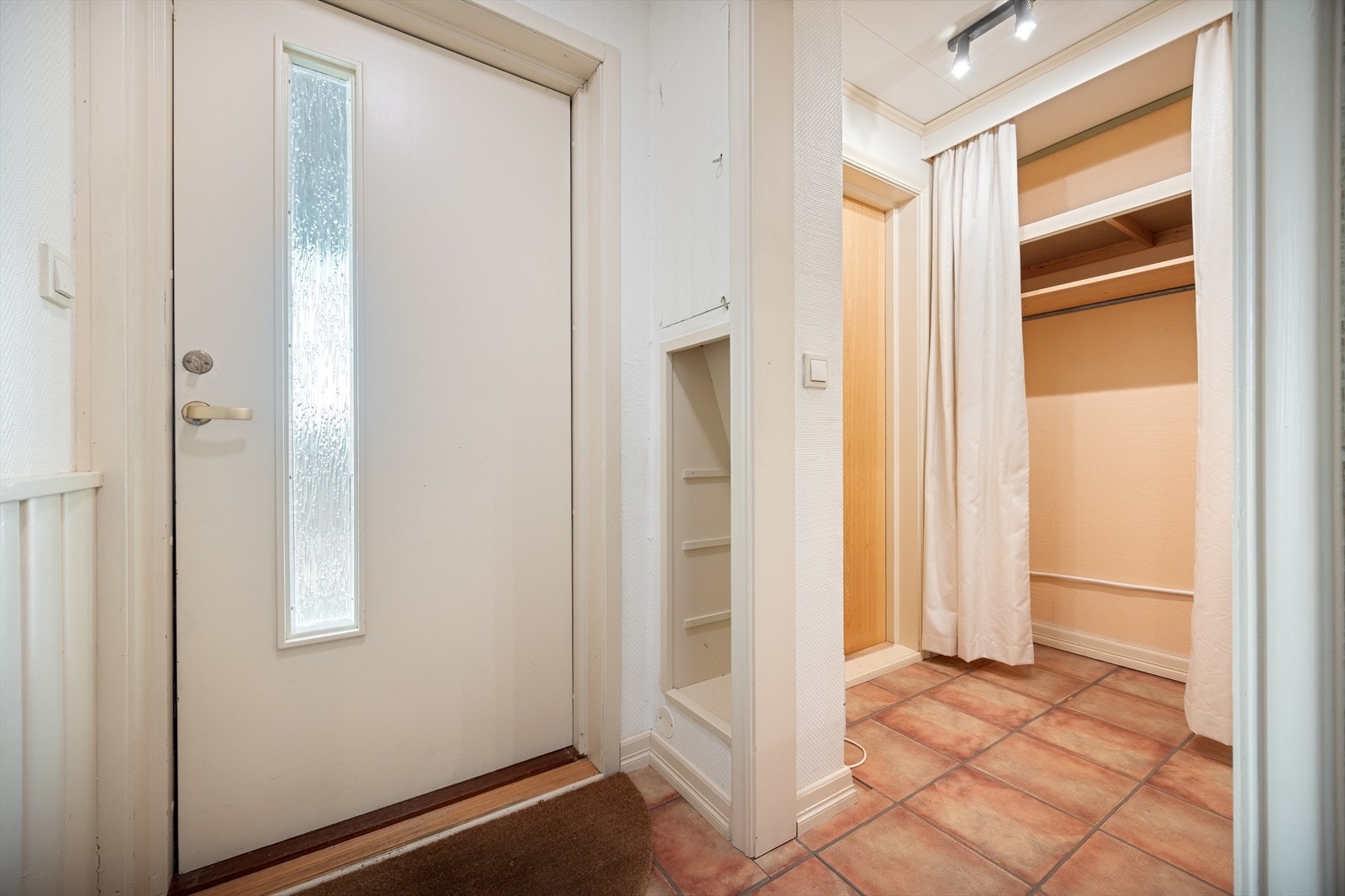 Del av entré med gjennomgang til sportsbod Galleribilde