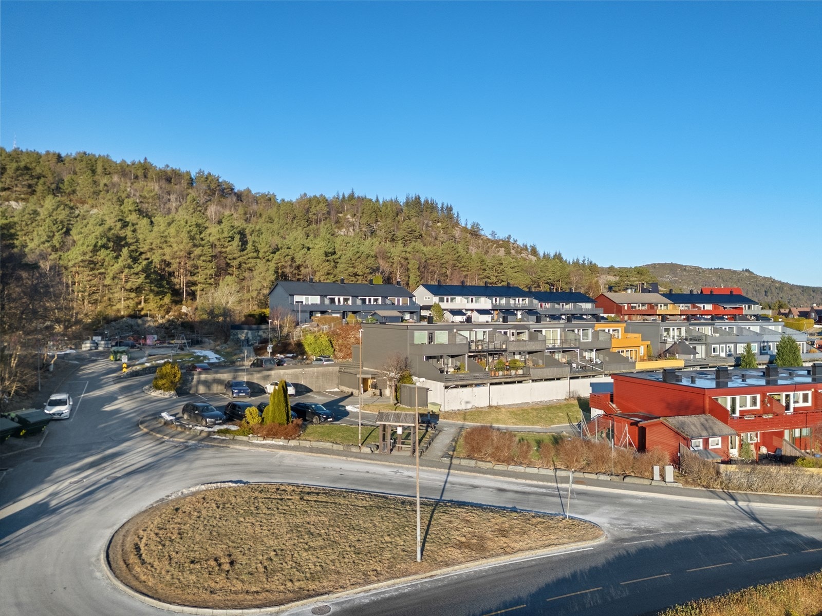 Endesstoppet for Skinstø-bussen (linje 32) ligger mindre en et minutts gange fra gatedøren og tilbyr hyppige avganger hele dagen og spesielt på morgener og ettermiddagstid Galleribilde
