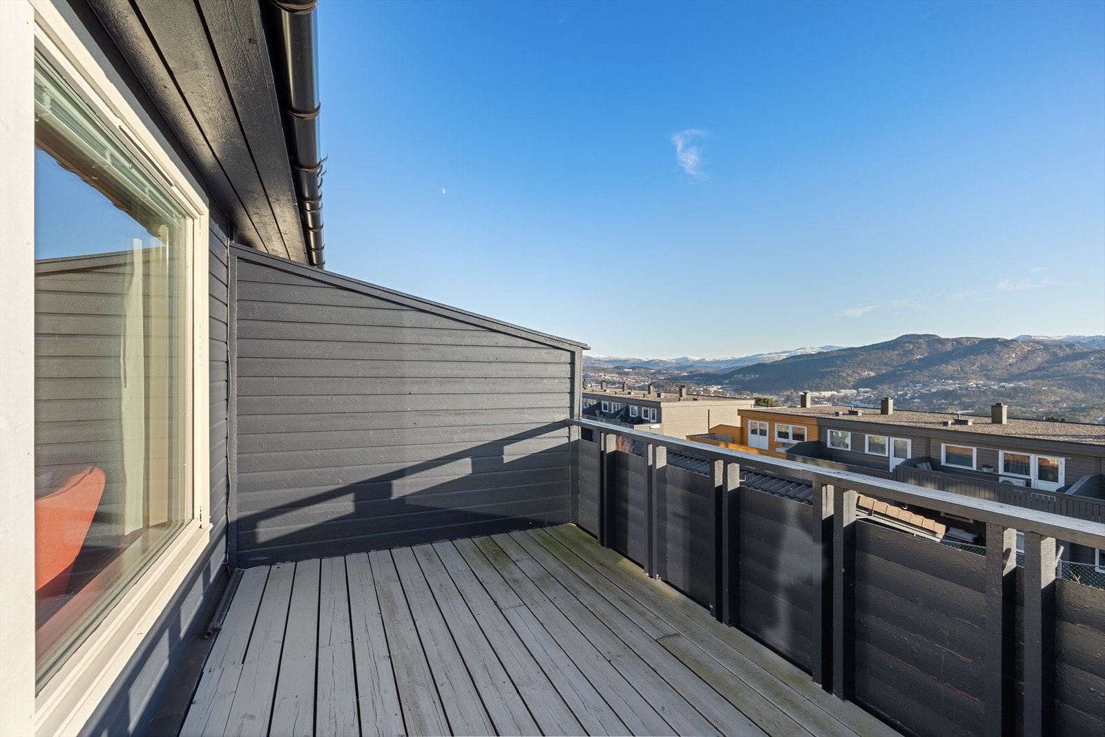 Stor altan på fremsiden med gode solforhold hele året og der en kan oppleve noen uforglemmelige soloppganger over fjellene i øst Galleribilde