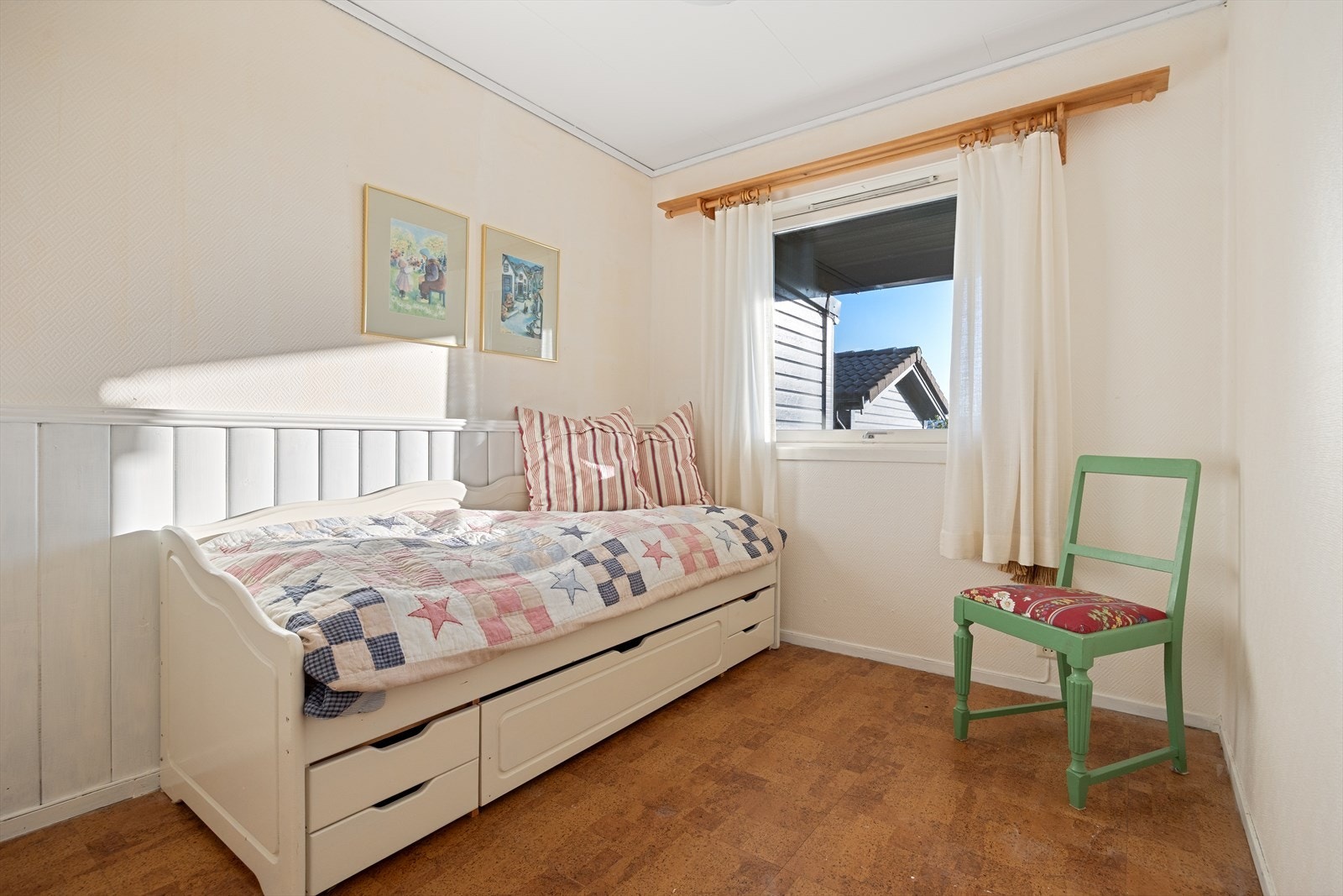 Soverom i 1.etg. ut mot inngangsparti Galleribilde