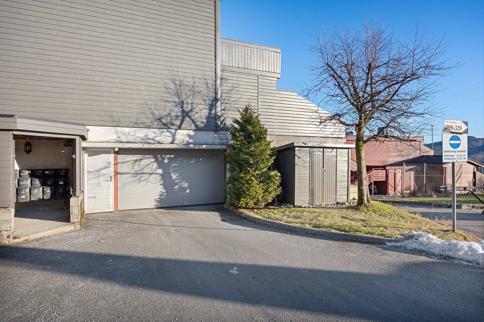 Garasjeplass (med mulighet for montering av ladeutstyr) i felles garasjeanlegg under naborekken foran Galleribilde