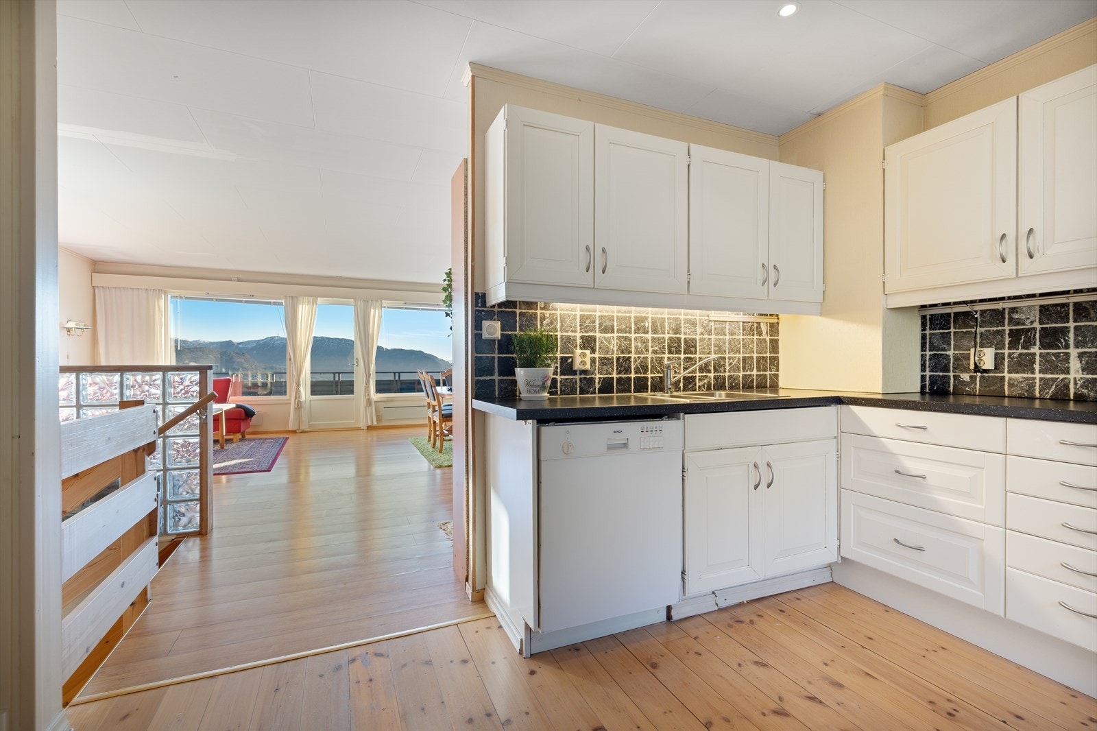 Marmorfliser på vegg mellom overskap. Komfyr medfølger. Oppvaskmaskin og kjøleskap har dårlig funksjon, og fjernes til overtakelse Galleribilde