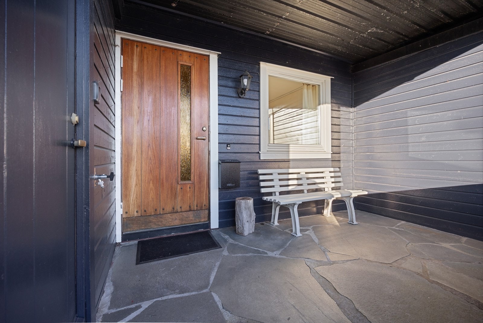 Overbygget inngangsparti med pent skiferdekke Galleribilde