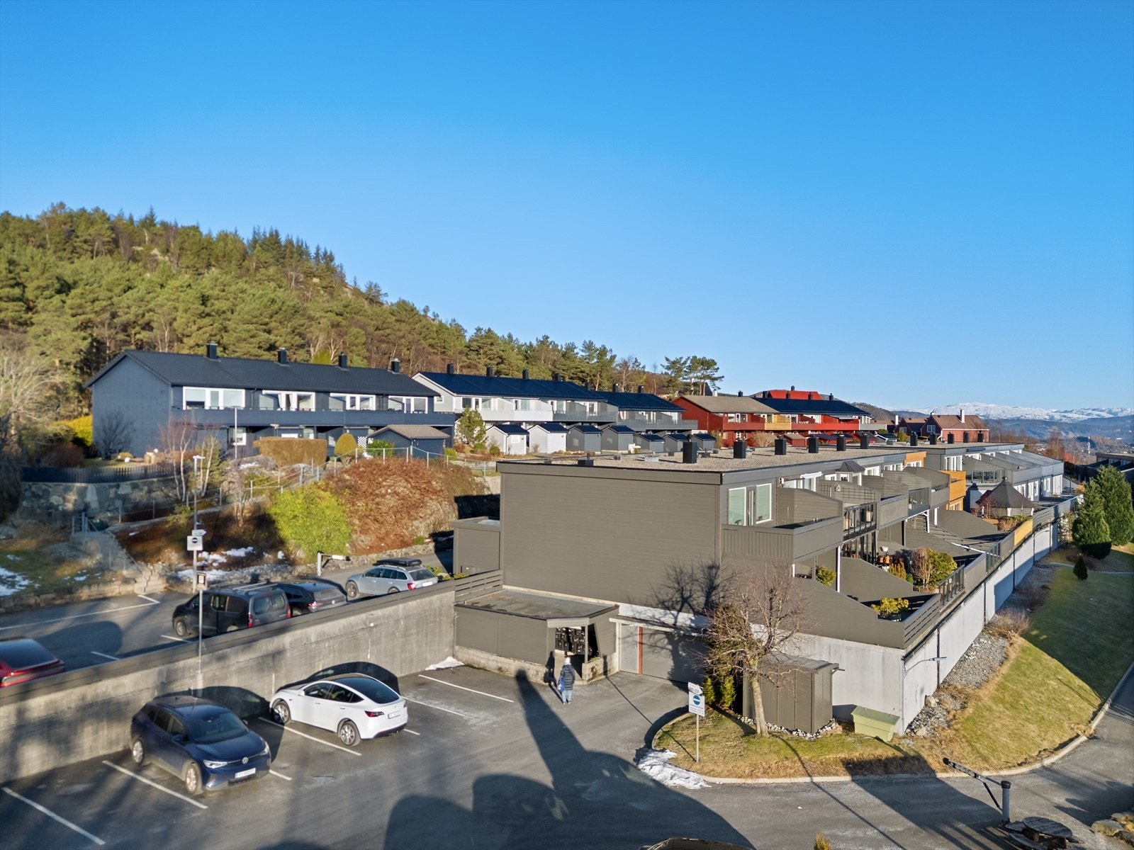 Her bor man skjermet og tilbaketrukket i et hyggelig boligtun av rekkehus Galleribilde