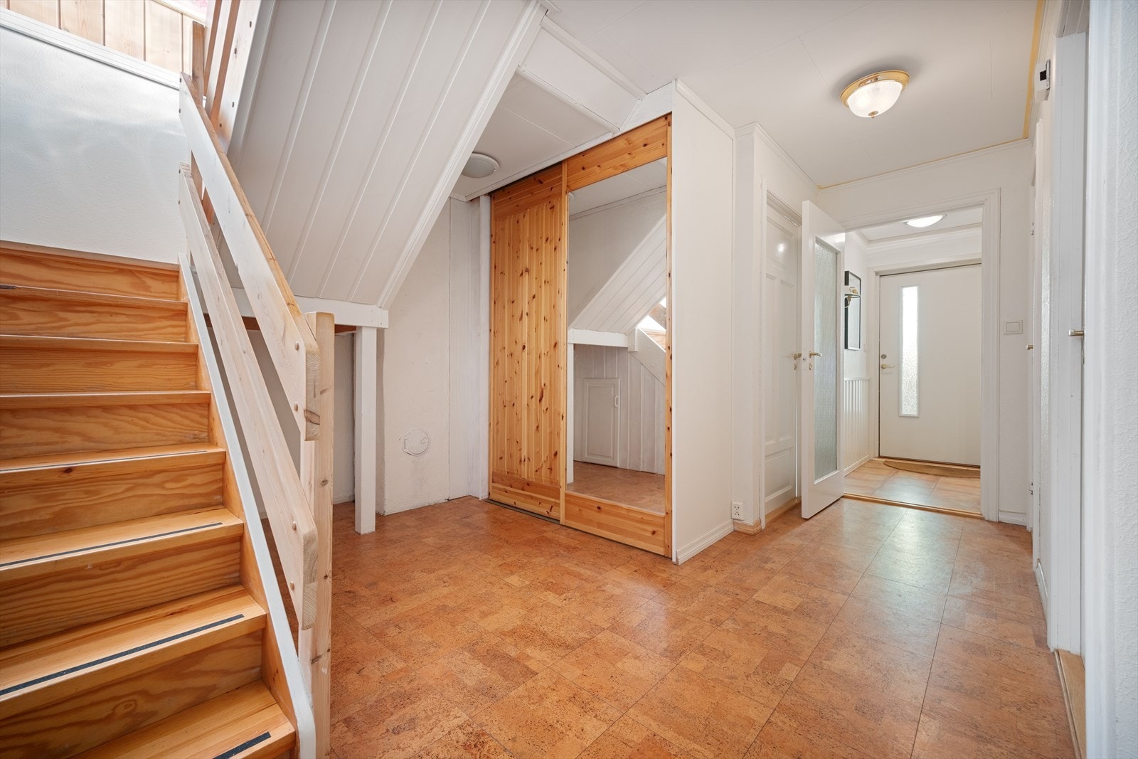 Stor gang i 1.etg. med garderobeplass. Legg merke til repos i trapp som gjør det lett å bevege seg mellom etasjene, spesielt for småbarn Galleribilde