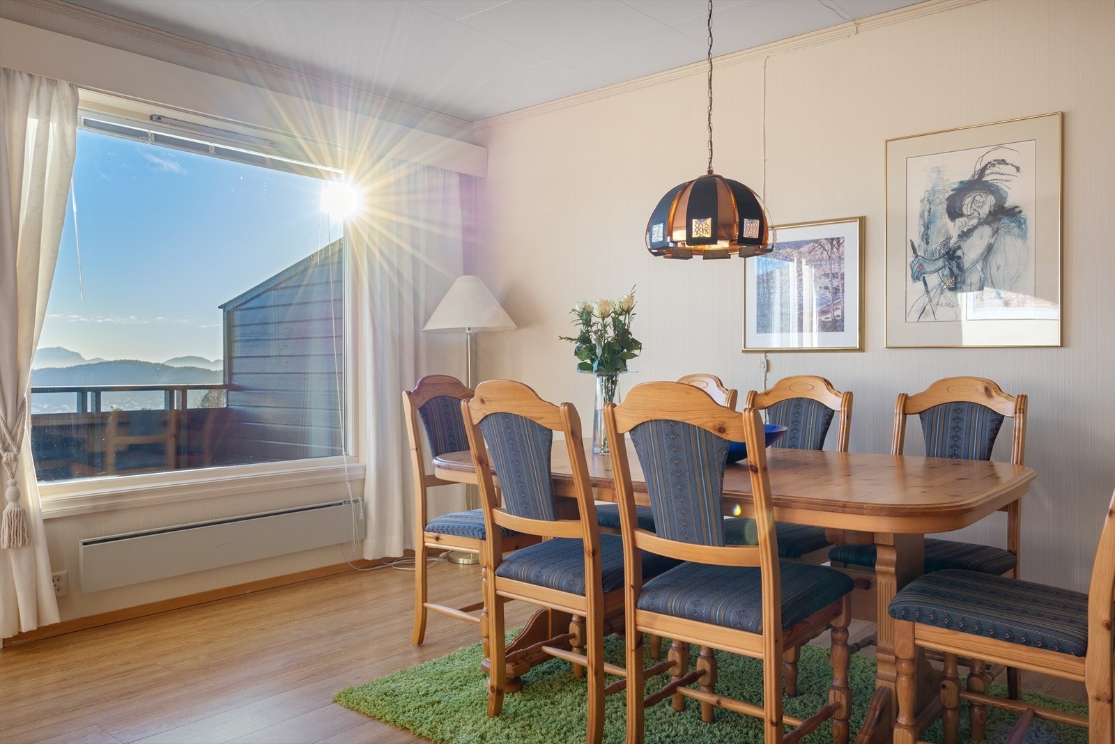 God plass til både salong, spisestue og en ekstra lesekrok i motsatt hjørne Galleribilde