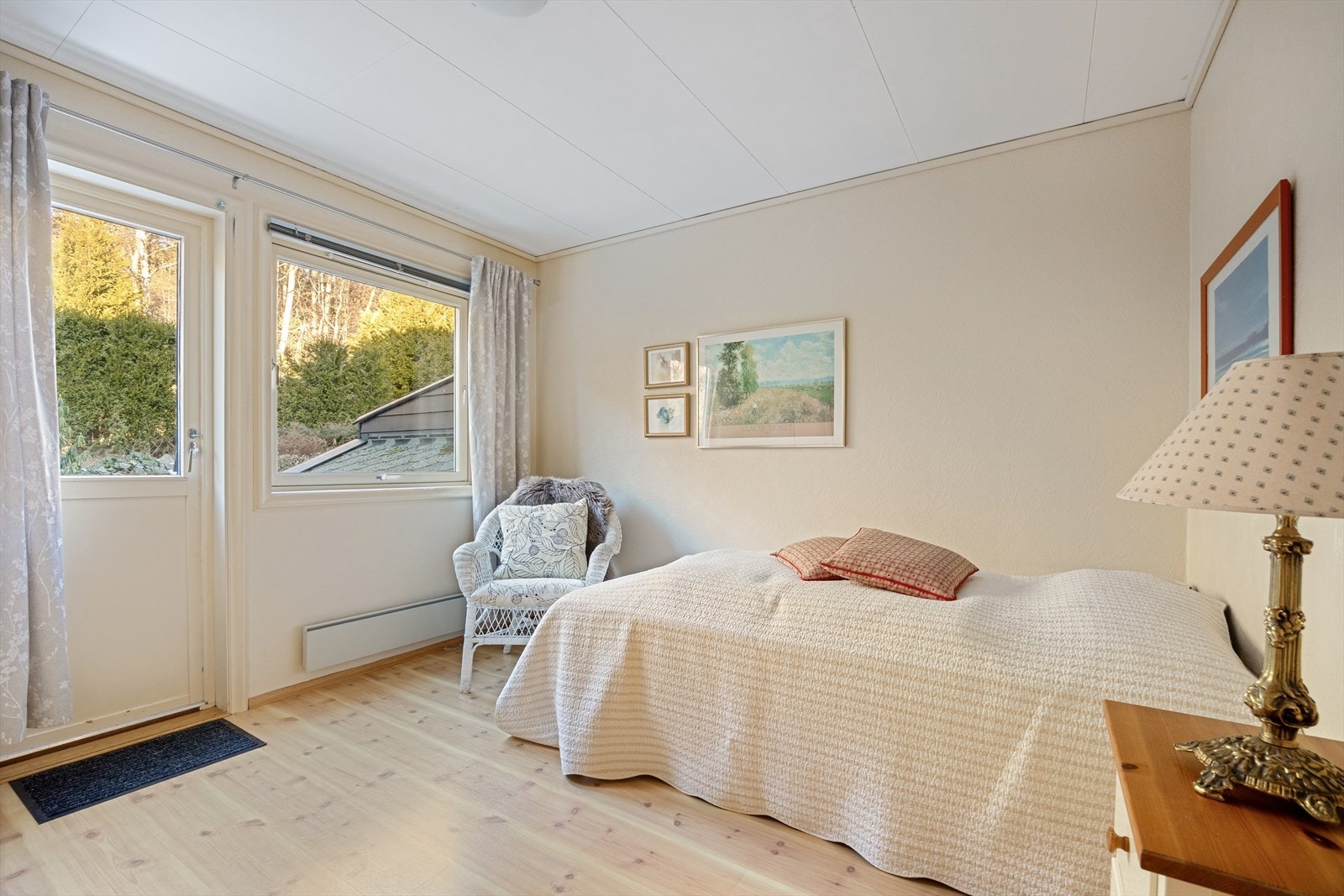 Hovedsoverommet er boligens fjerde soverom og har dør til hage på baksiden Galleribilde