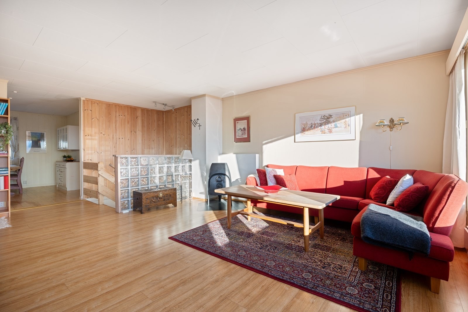 Vedovn i stue. Delvis åpen løsning inn mot kjøkken Galleribilde