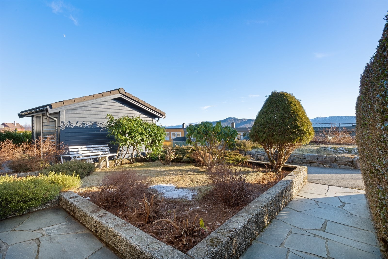 Med sin plassering innerst i internveien som går mellom husene i velforeningen, er området foran boligen uten gjennomgangstrafikk Galleribilde