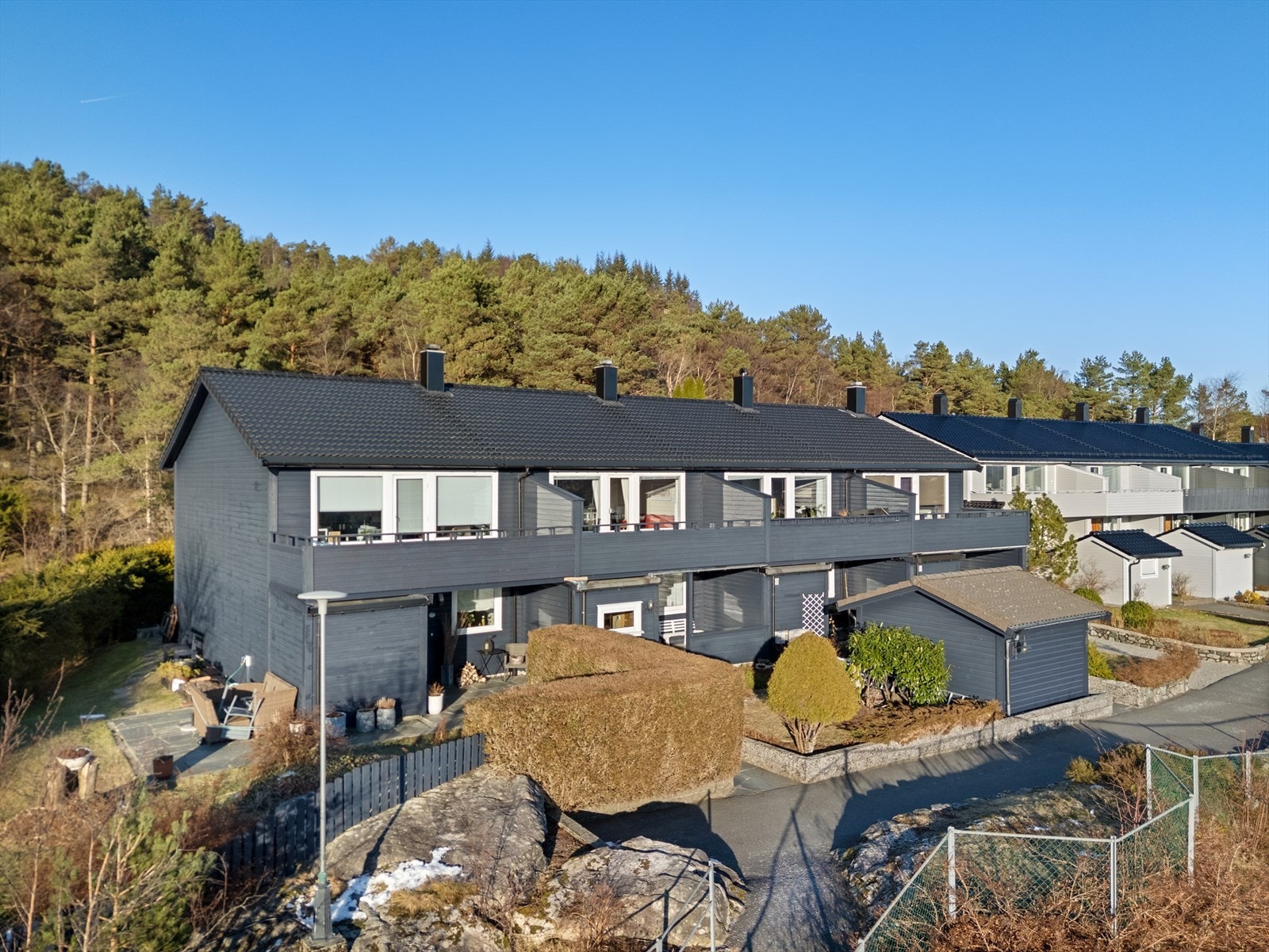 Boligen ligger i et attraktivt, barnevennlig og etablert boligområde på toppen av Skinstø, oppunder Geitanuken sentralt i Åsane Galleribilde