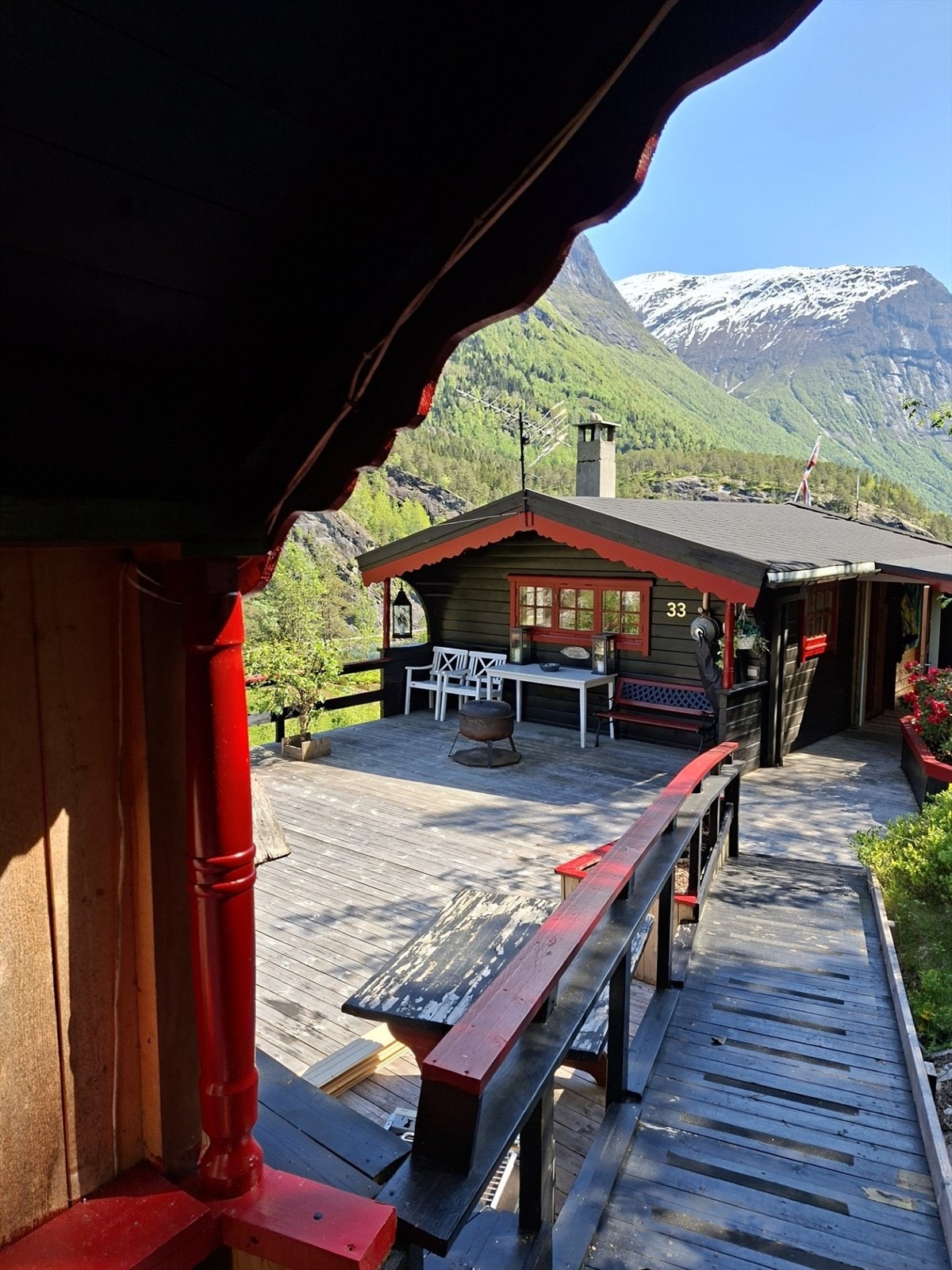 Eiendommen består av hovedhytte og anneks (Selgers bilde) Galleribilde