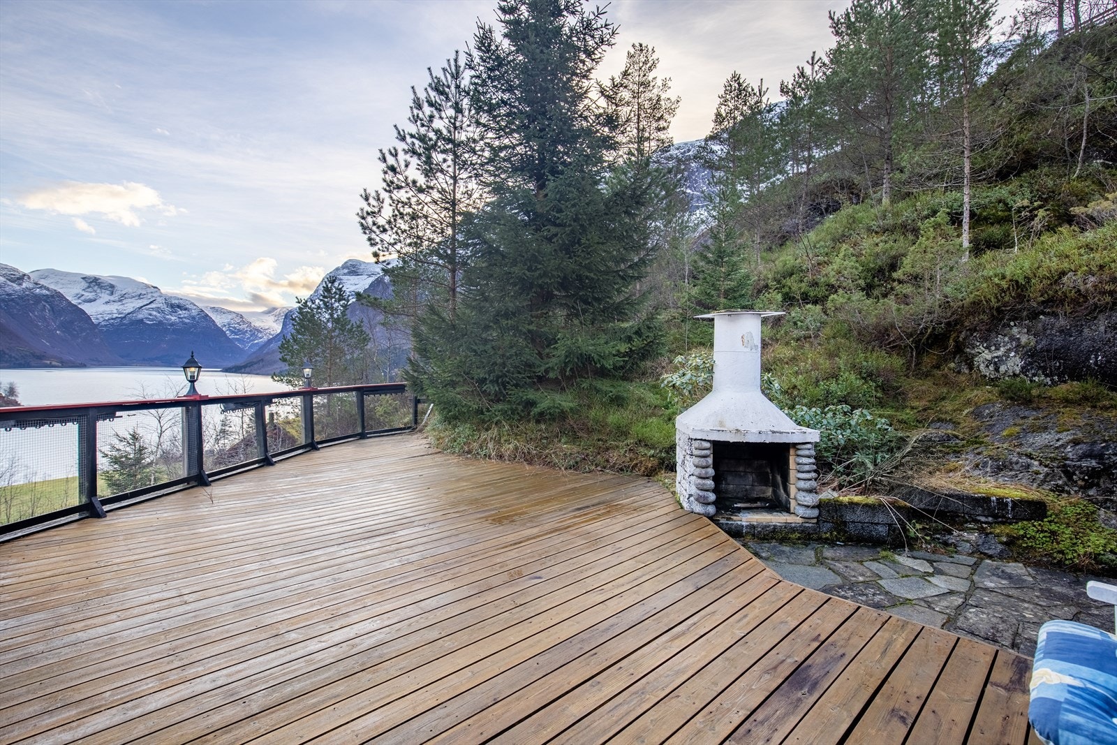 Terrassen går inn om naturtomten Galleribilde