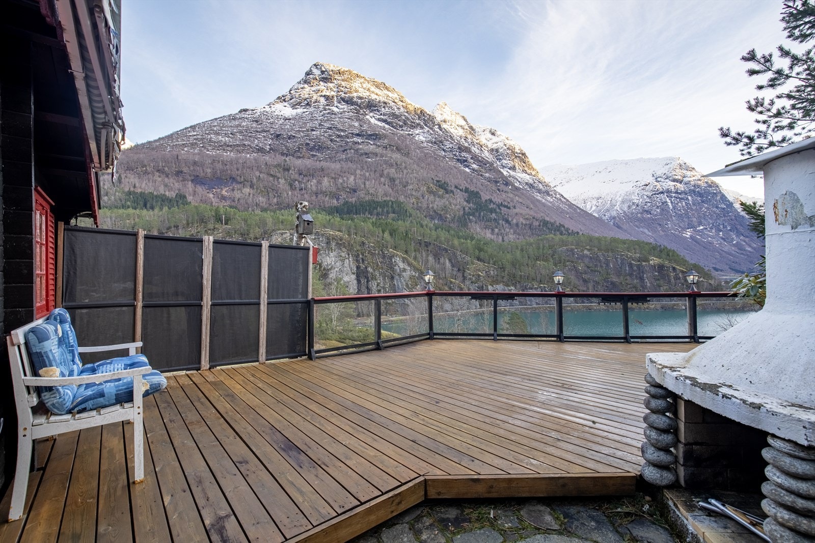 Stor terrasse - her kan man nyte fineværsdager Galleribilde