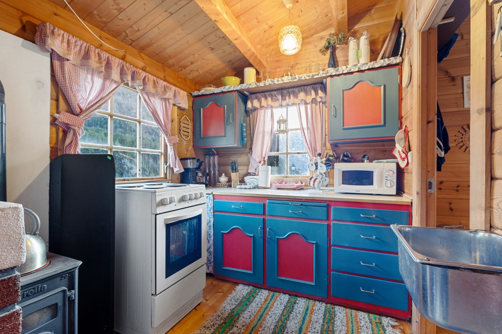 Enkelt kjøkken med alt man trenger til å lage mat Galleribilde