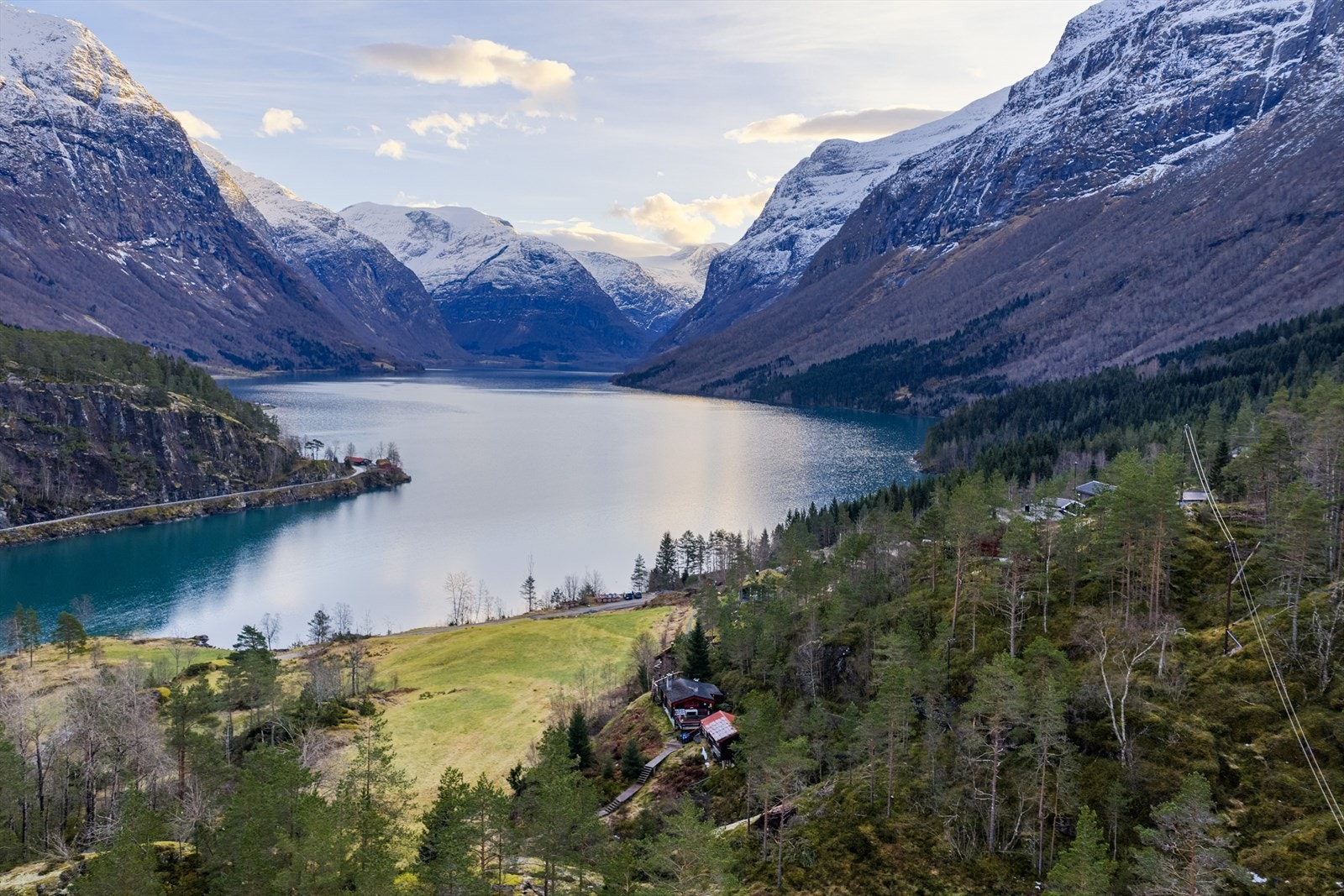 Tradisjonell hytte med beliggenhet i Loen, med naturskjønne omgivelser og med spennende utviklingsmuligheter Galleribilde