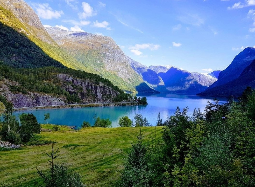 Fantastisk utsikt mot Lovatnet Galleribilde