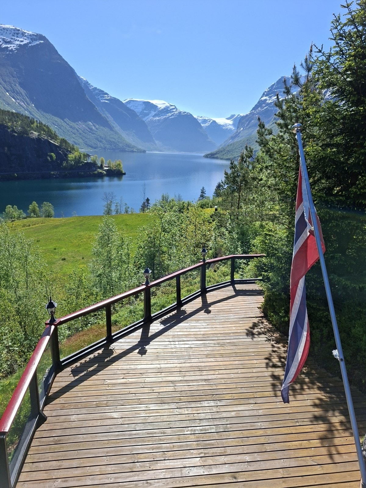 Fritidsboligen ligger idyllisk til, rett ved Lovatnet (Selgers bilde) Galleribilde